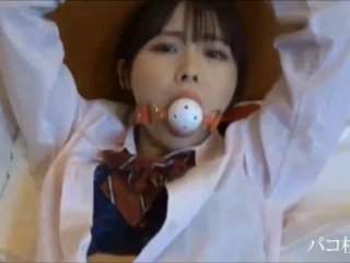 随着公车车晃动进入
